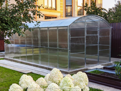 Straight-leaf greenhouse in the garden
