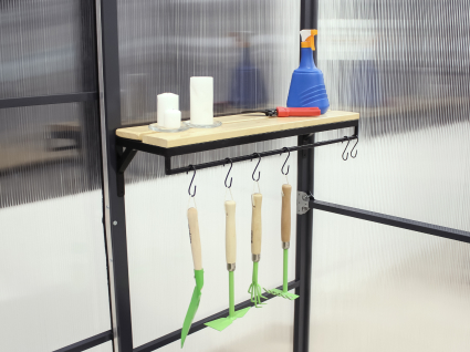 Planken en hangtafel in de kas